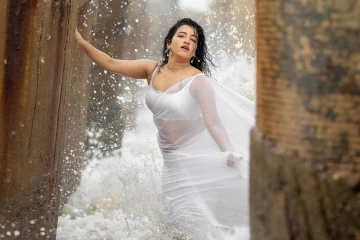 குக் வித் கோமாளி கெமியின் கிளாமர் லுக் போட்டோஸ்...