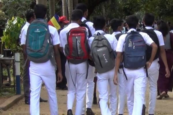 பாடசாலை மாணவர்களிடம் அநாகரீகமாக செயற்பட்டவர் கைது | Person Behaved Indecently School Students Arrested