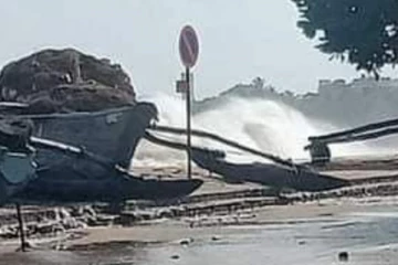 විශ්වවිද්‍යාල සිසුවෙක් මුහුදු රළට බිලිවෙයි