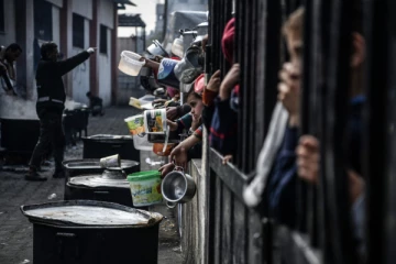 இஸ்ரேலால் தடுத்து வைக்கப்பட்ட உதவி பொருட்கள் ; உணவிற்காக கஷ்டப்படும் காஸா மக்கள்