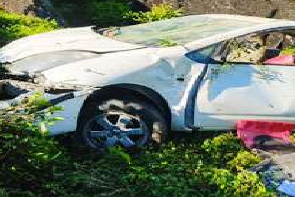 50 அடி பள்ளத்தில் புரண்டு விழுந்த கார் - ஐபிசி தமிழ்