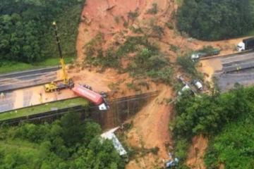 අධිවේග මාර්ගයේ නාය යෑමකින් දෙදෙනකු ජීවිතක්ෂයට - අතුරුදන් පිරිස සොයා මෙහෙයුම්(විදෙස්)
