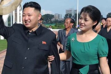 ஐந்து மாதங்களுக்குப் பின்  பொதுவெளியில் தோன்றிய கிம் மனைவி