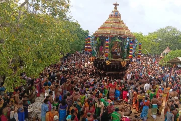 பல்லாயிரக்கணக்கான பக்தர்கள் புடைசூழ இன்று தேரேறி வந்தார் வல்லிபுரம் ஆழ்வார்