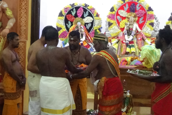 மட்டக்களப்பில் இரண்டரை இலட்சம் ரூபாவுக்கு ஏலம் விடப்பட்ட மாம்பழம் | Mango Auctioned 2 5 Lakh Rupees Batticaloa Kovil