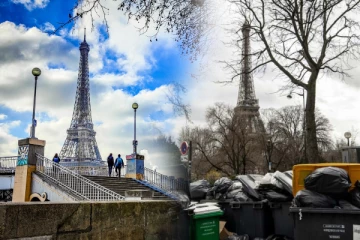 பாரிஸில் குவிந்த குப்பைகள்; குறைக்கூறும் சுற்றுலாப்பயணிகள்!
