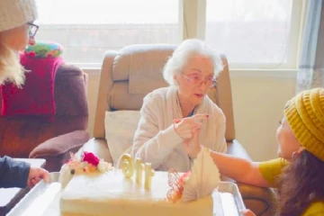 116ஆவது பிறந்தநாளை கோலாகலமாக கொண்டாடிய பெண்!