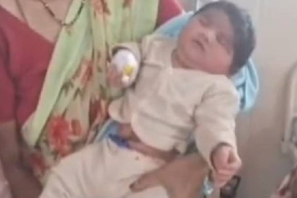 பிறந்தவுடனே உலகிற்கு அதிர்ச்சி கொடுத்த ஆண் குழந்தை ; இந்தியாவில் அதிசயம் | Baby Boy Shocks The World At Birth