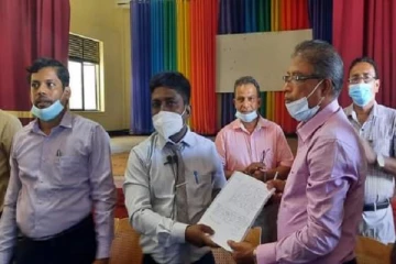 பாடசாலை பூட்டை உடைத்து அதிபருக்கு நிர்வாகத்தை கையளித்த வலயக்கல்வி பணிப்பாளர்