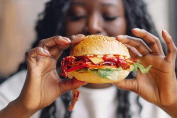 இரவு 9 மணிக்கு மேல் சாப்பிடுபவர்களா நீங்கள்? இந்த பிரச்சினை வருமாம்! உஷாரா இருங்க.