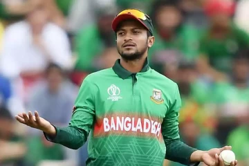 ரசிகரின் தலையில் ஓங்கி பலமுறை அடித்த வங்காளதேச கிரிக்கெட் வீரர்! வைரலாகும் வீடியோ