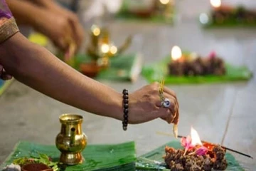 ஆடி அமாவாசை அன்று இந்த பொருட்களை தானமாக கொடுக்க வேண்டுமாம்