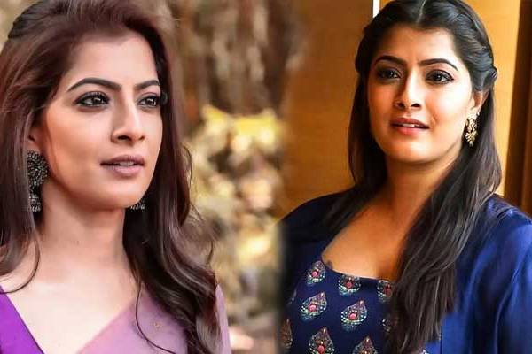 நடிகை வரலட்சுமிக்கு சர்ப்பிரைஸாக பரிசளித்த கணவர்... இணையத்தை ஆக்கிரமிக்கும் காணொளி! | Varalakshmi Husband Gifted A Car Viral Video