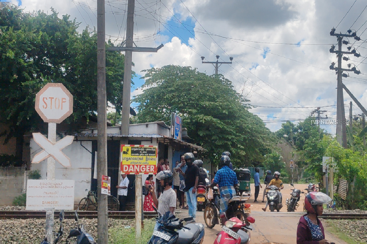 வவுனியாவில் கோர விபத்து; தூக்கி வீசப்பட்ட முச்சக்கர வண்டி; ஸ்தலத்தில் பறிபோன உயிர் | Three Wheeler Collides With Train In Vavuniya Dead