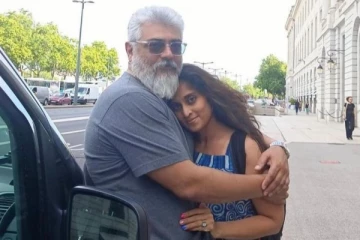 மனைவி மடியில் அமர்ந்த அஜித்.. கட்டிப்பிடித்து கொண்ட ஷாலினி.. ஜோடியின் அழகிய புகைப்படம்