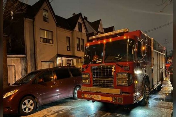 றொரன்டோ தீ விபத்தில் 12 பேர் இடம்பெயர்வு | Vernight Fire In Toronto S West End Displaces 12