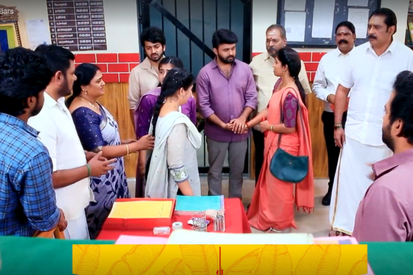 சிறையில் நெஞ்சு வலியால் துடித்த கோமதி.. பாண்டியன் ஸ்டோர்ஸ் குடும்பத்தின் நிலை என்ன | Pandian Stores Serial Gomathi Has Heart Attack சிறையில் நெஞ்சு வலியால் துடித்த கோமதி.. பாண்டியன் ஸ்டோர்ஸ் குடும்பத்தின் நிலை என்ன | Pandian Stores Serial Gomathi Has Heart Attack