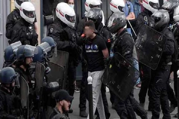 பிரான்ஸ் நாட்டில் ஊரடங்குக்கு எதிராக மக்கள் போராட்டம்