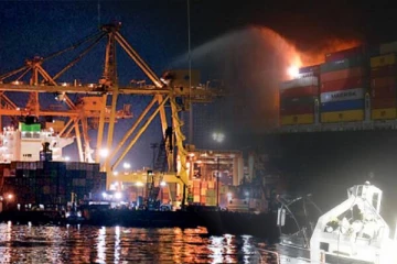 கொழும்பு துறைமுகத்தில் பற்றி எரிந்த சரக்கு கப்பல்