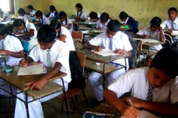 அலைப்பேசி உதவியோடு பரீட்சை எழுதிய அதிபர் மகன்