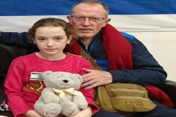 ஹமாஸ் அமைப்பிடம் இருந்து 50 நாட்களுக்கு பின்னர் தந்தையிடம் மீண்ட சிறுமி