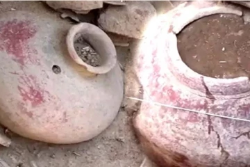 அன்பைக் கொட்டி எங்கமொழி அடித்தளம் போட்டோம்:  கீழடி அகழாய்வில் அடுத்தடுத்து கண்டறியப்பட்ட 4 சிவப்பு நிற பானைகள்!