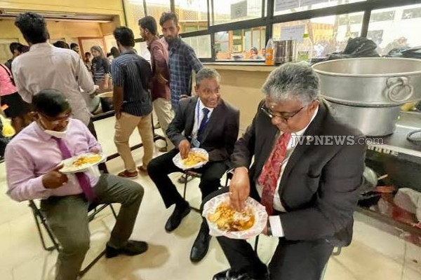 யாழ்.பல்கலைக்கழக மாணவர்களுக்கு இன்ப அதிர்ச்சி கொடுத்த முக்கியஸ்தர்! | Jaffna University Students Were Given Surprise