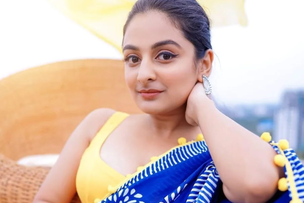 21 வயது கமல் - கெளதமி ரீல் மகளா இது.. கவர்ச்சி வீடியோவால் பாதிரி போன இளசுகள் | Esther Anil Latest Hot Photoshoot