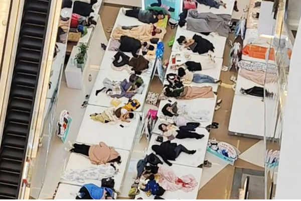 உலகின் சோம்பேறி மனிதனுக்கான போட்டி -படுத்திருந்தே ரூ37,000 பரிசு வென்ற நபர் | World Laziest Man Competition Just Lyng For 33 Hr