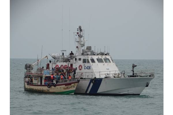 Sri Lankan Navy attacked Tamil Nadu fishermen Sri Lankan Navy attacked Tamil Nadu fishermen