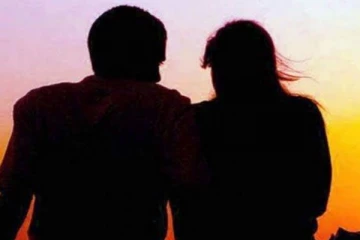 காதலுக்கு எதிர்ப்பு - காதலனோடு தாயை கத்தரிக்கோலால் குத்தி கொலைசெய்த சிறுமி