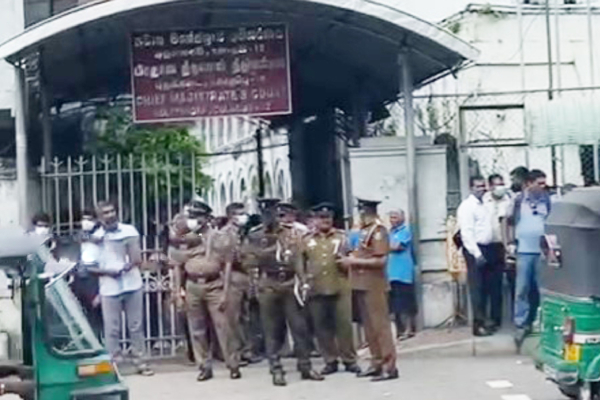 நீதிமன்ற வளாகத்திற்கு முன்பாக போராட்டத்தில் குதித்த பல்கலைக்கழக மாணவர்கள்! | University Students Protested Front Of The Court