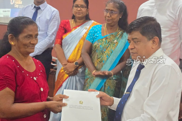 வீடற்ற நபர்களுக்கு வீடு வழங்கப்பட்டதற்கான சான்றிதழ்கள் வழங்கும் நிகழ்வு | Ceremony Present Certificates Housing Homeless