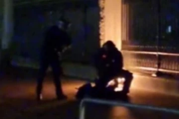 இரவு நேரத்தில் பிரித்தானிய மன்னருடைய மாளிகை வாசலுக்கு தீவைத்த நபரால் பரபரப்பு