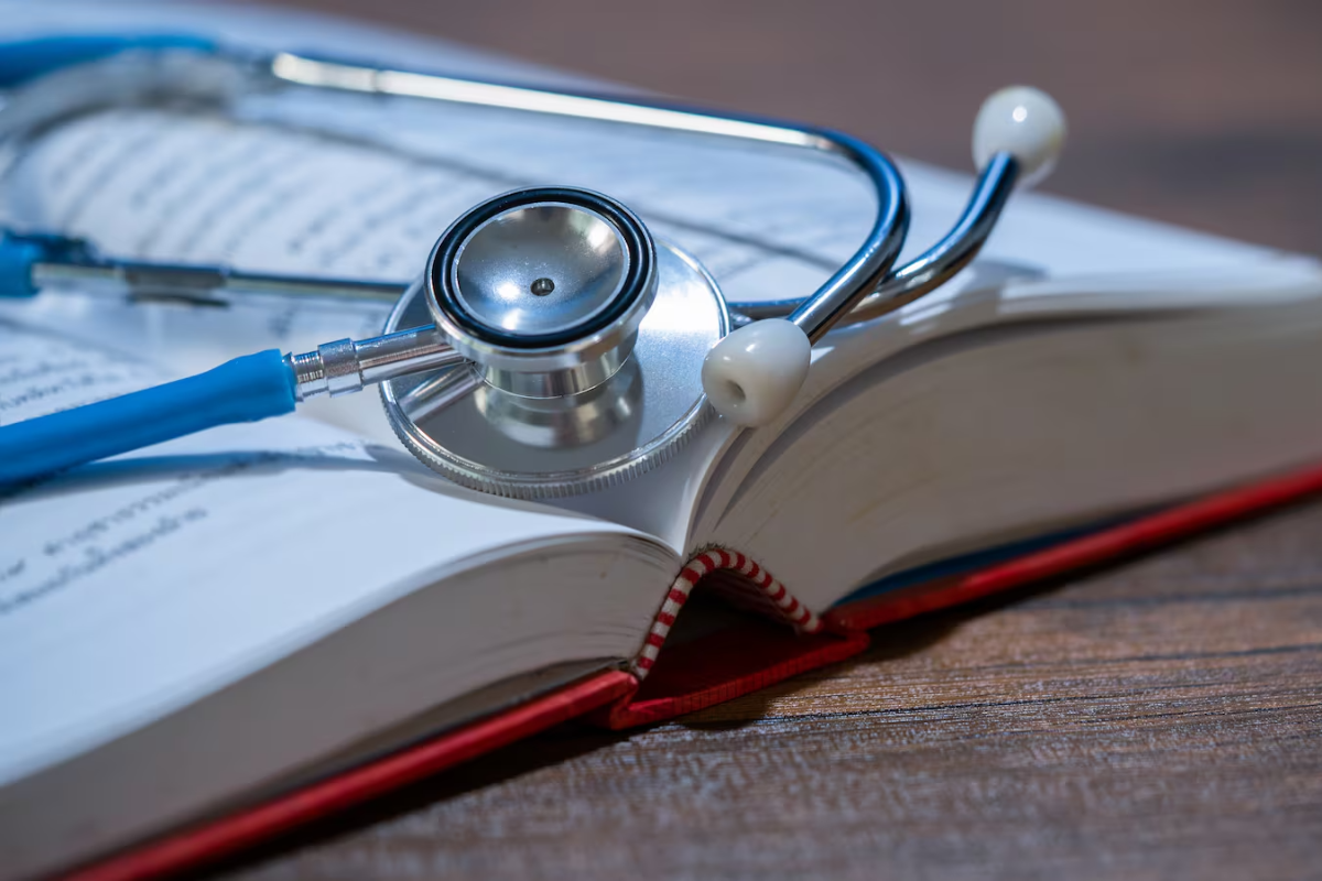 கனடாவில் நோயாளிகளிடம் கடுமையாக நடந்த மருத்துவர்:விதிக்கப்பட்ட தண்டனை | Montreal Gynecologist Suspended For 3 Months