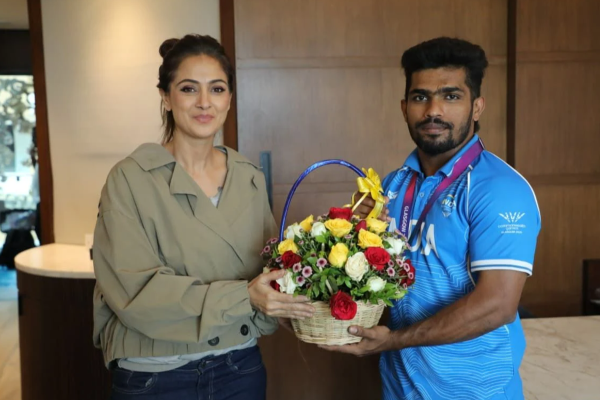 காமன்வெல்த் போட்டியில் வெள்ளி பதக்கம் வென்ற வீரர் ராஜா முத்துப்பாண்டியை நேரில் அழைத்து வாழ்த்திய நடிகை சிம்ரன் | Simran Meets Congratulates Raja Muthupandi