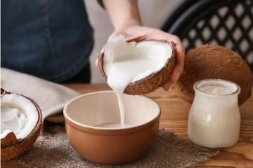 தூங்கும் முன்பு தேங்காய் சாப்பிட்டால் என்ன நடக்கும்? கட்டாயம் தெரிஞ்சிக்கோங்க