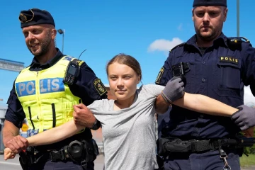 கிரேட்டாவுக்கு அபராதம்; காவல்துறை உத்தரவை மீறி மீண்டும் போராட்டம்