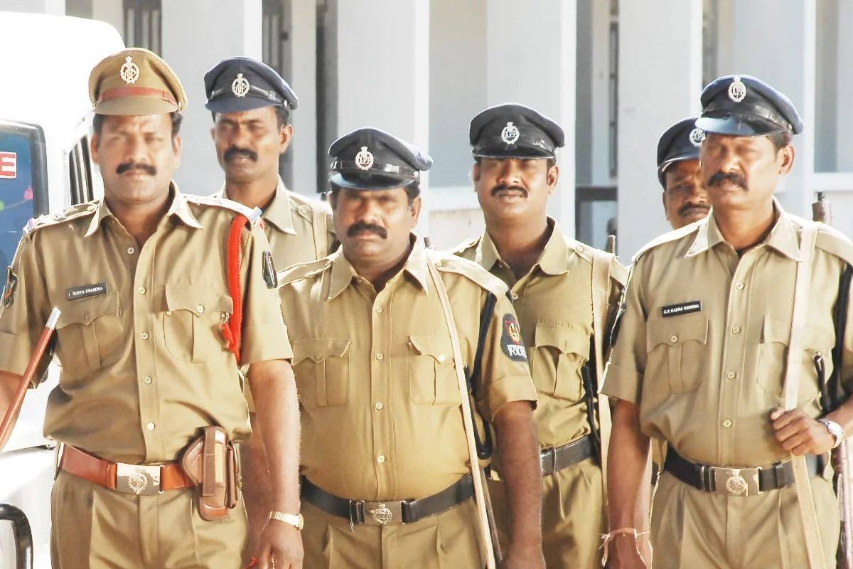 பாடசாலை கழிவறையில் ஆடையின்றி கிடந்த மாணவி ; பொலிஸ் விசாரணையில் புதிய தகவல்கள் | Schoolgirl Rescued Faint State In School Restroom