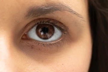 கண்களை சுற்றி கருவளையம் அதிகமாக இருக்கா? இதனை எப்படி எளியமுறையில் போக்கலாம்?