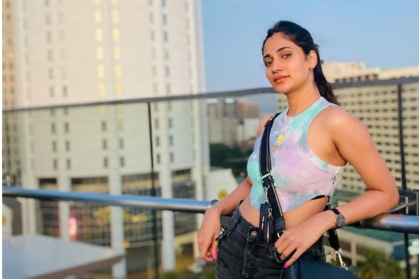 வாய்ப்பில்லாமல் இப்படி விளம்பரத்துக்கு தாவிட்டாங்களே.. பிக்பாஸ் நடிகை லாஸ்லியா முடிவு | Losliya Latest Advertisement Video No Chance Movie