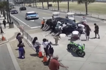 அமெரிக்காவில் காருக்கு அடியில் சிக்கி அதிர்ஷ்டவசமாக உயிர் தப்பிய இளைஞர்