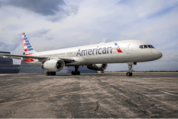 பறக்கும் விமானத்தில் பெண் செய்த சம்பவம் ; அவசரமாக தரையிறக்கப்பட்ட விமானம்