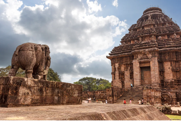5 most wonderful ancient temples in india in tamil Kailasa Temple, Meenakshi Temple,Brihadeeswarar Temple, Virupaksha Temple, Konark Sun Temple