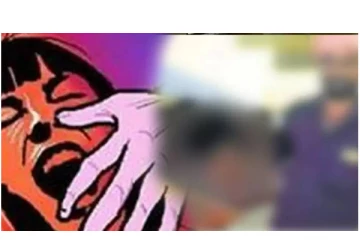 8 வயது சிறுமியின் தலையை வெட்டி, ரத்தம் சொட்ட சொட்ட, ஊர் ஊராக சுற்றிய இளைஞன் - நெஞ்சை பதற வைக்கும் அதிர்ச்சி சம்பவம்