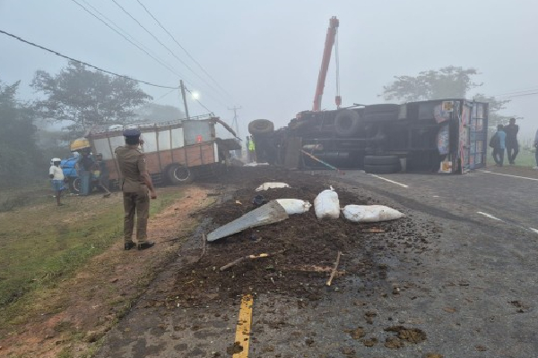 வவுனியா - ஓமந்தை பகுதியில் இன்று இடம்பெற்ற கோர விபத்து | Fatal Accident Occurred Today Vavuniya Omanthai வவுனியா - ஓமந்தை பகுதியில் இன்று இடம்பெற்ற கோர விபத்து | Fatal Accident Occurred Today Vavuniya Omanthai