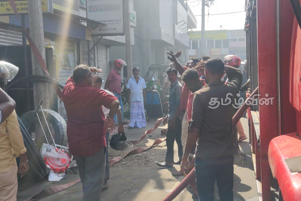 வவுனியாவில் வர்த்தக நிலையம் ஒன்றில் திடீர் தீ பரவல் | Fire Spread In A Commercial Center In Vavuniya