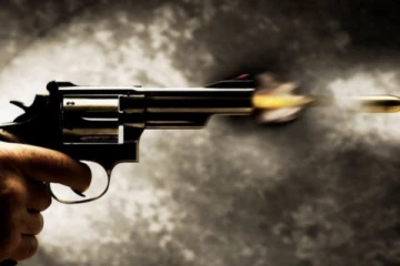 மக்களின் முன்பே...லைவ் நிகழ்ச்சியில் சுட்டுக்கொல்லப்பட்ட பிரபல தொகுப்பாளர்..!!