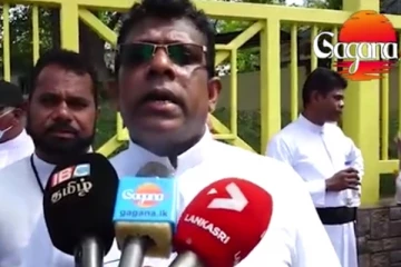 අරගලකරුවන් වෙනුවෙන් පිරිසක් පාරට බසියි.. (VIDEO)