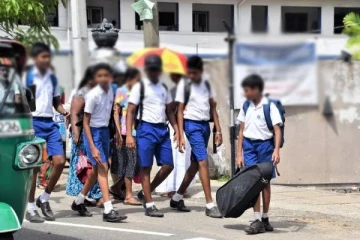 மாணவனின் காலணிக்குள் நாக பாம்பு:கொழும்பில் பிரபல பாடசாலையில் நடந்த சம்பவம்